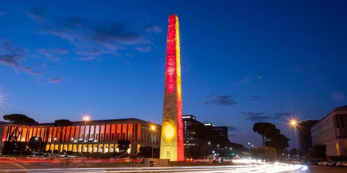 Foto di una piazza di Roma con un obelisco