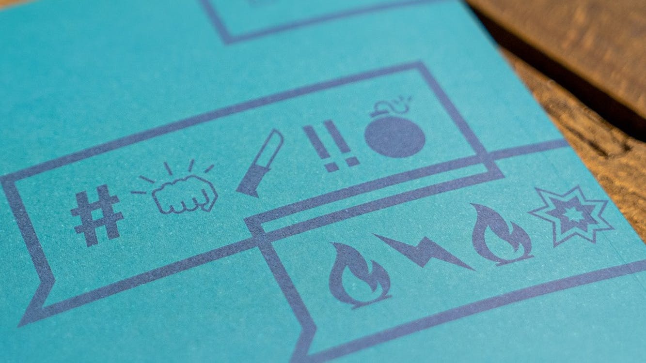 copertina di un libro con icone sull'odio online