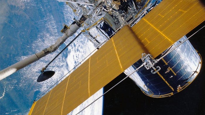 Immagine di un satellite nello spazio con veduta sulla terra