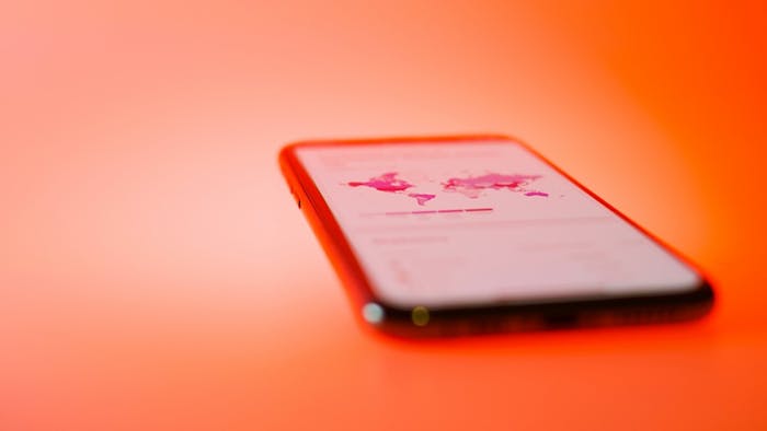 Immagine di uno smartphone su sfondo arancione