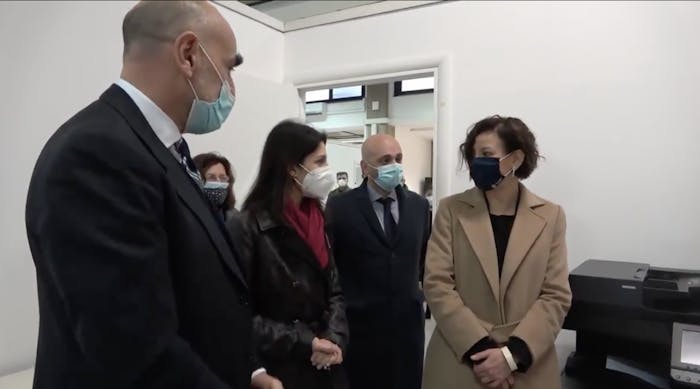 Paola Pisano vicino a Virginia Raggi