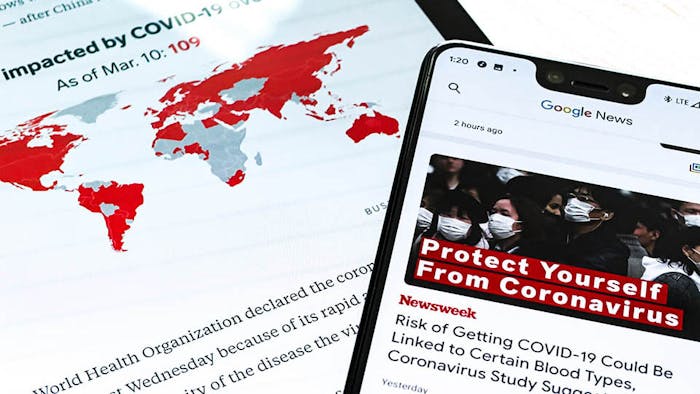 Un tablet e uno smartphone che mostrano articoli su come proteggersi dal coronavirus