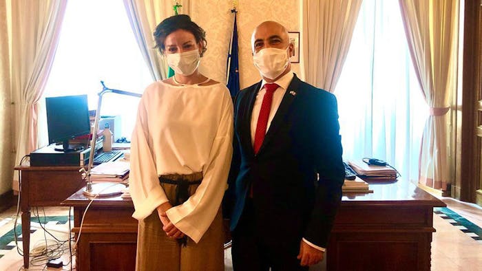 Paola Pisano seduta fianco a fianco con l'ambasciatore di Israele