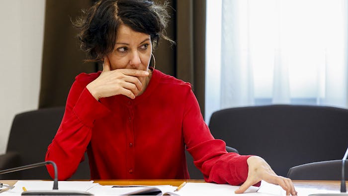 Paola Pisano seduta davanti a una scrivania