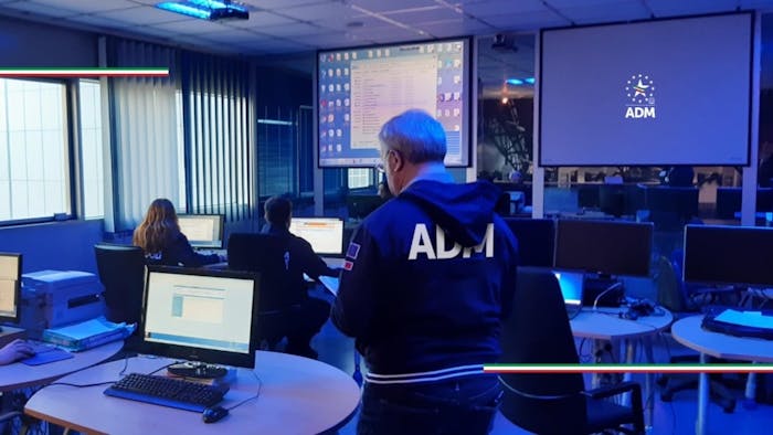 Foto di un operatore dell'Agenzia Dogane e Monopoli di spalle in una sala operativa