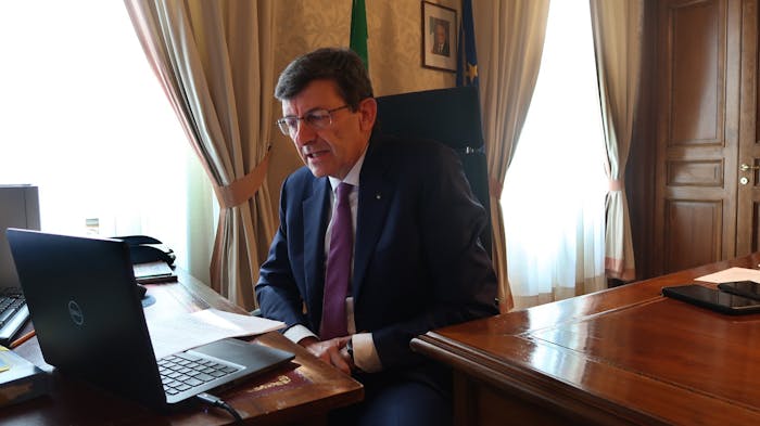 Il ministro Colao nel suo ufficio