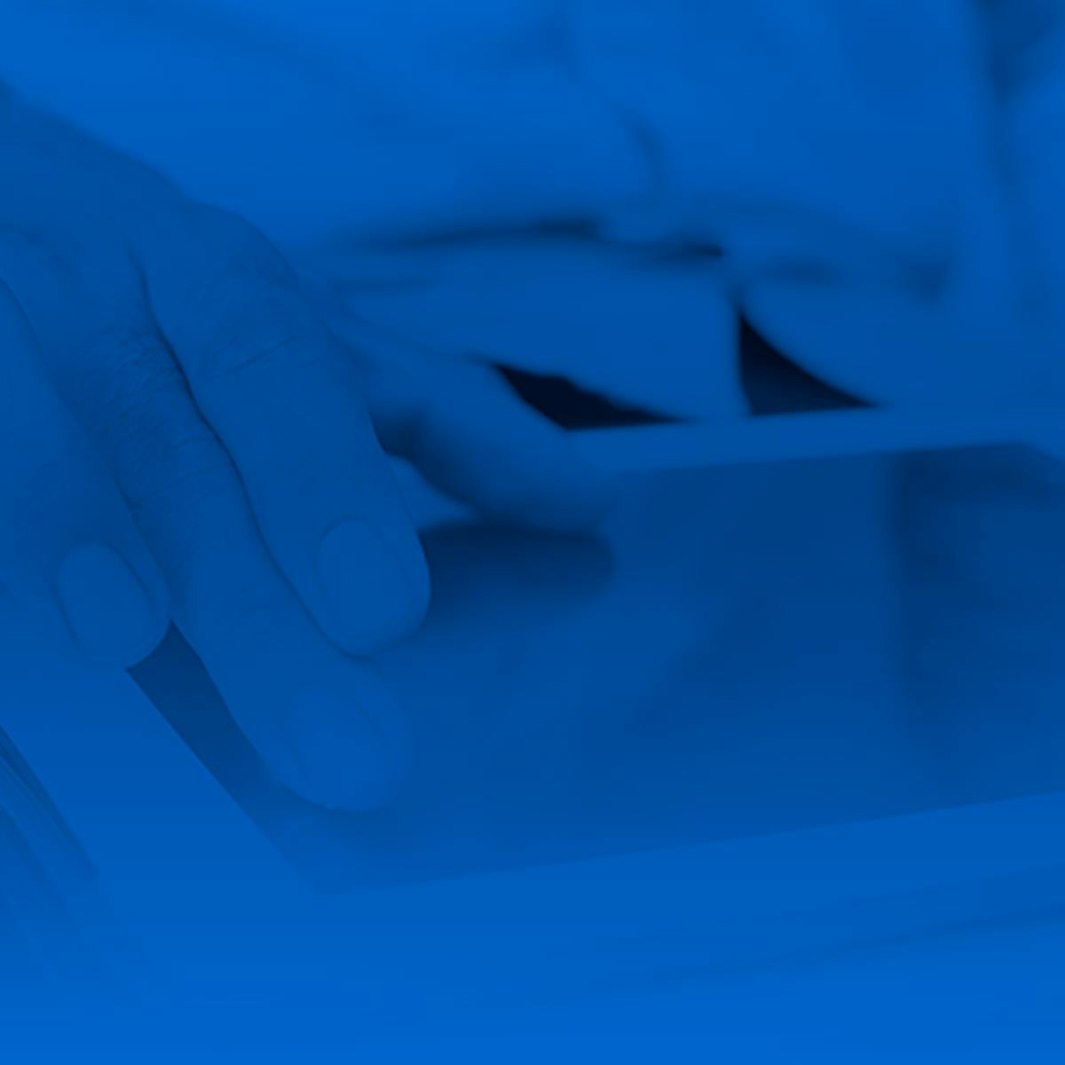 un mano su un tablet