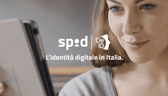 SPID e CIE, l'identità digitale in Italia donna con tablet in mano