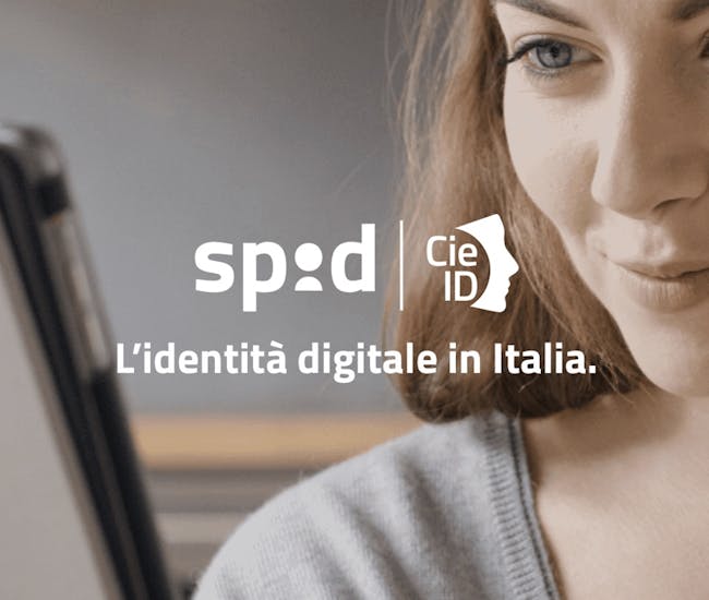 donna con tablet in mano