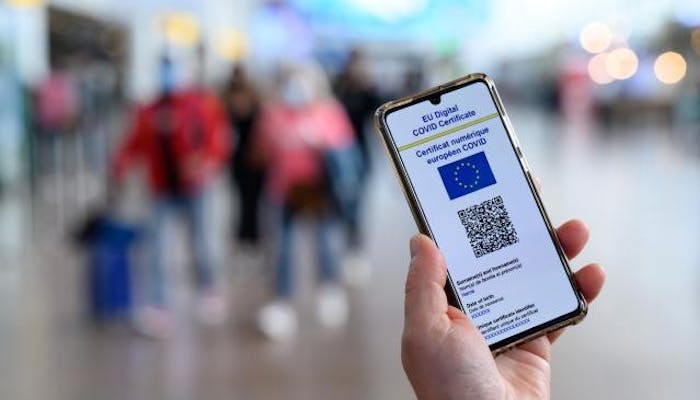 un telefono che mostra un green pass