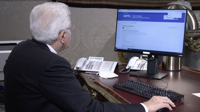 il presidente Mattarella al computer sul sito ANPR