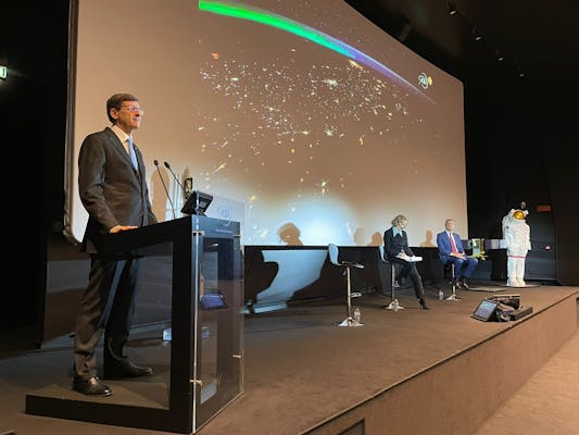 il ministro Colao sul palco dell'evento per la prima giornata nazionale dello spazio