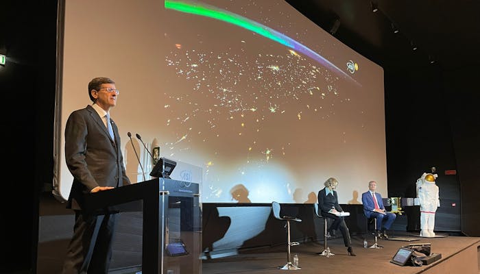 il ministro Colao sul palco dell'evento per la prima giornata nazionale dello spazio