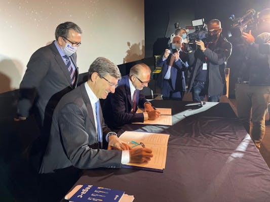 Il Ministro Colao firma l’accordo sullo sviluppo della Costellazione Italia per l'Osservazione Terra