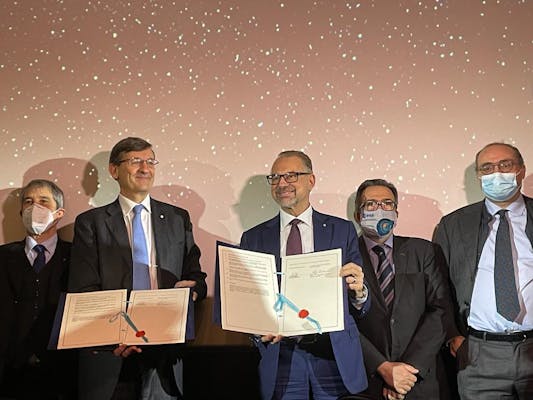 Il ministro Colao mostra l’accordo sullo sviluppo della Costellazione Italia per l'Osservazione Terra