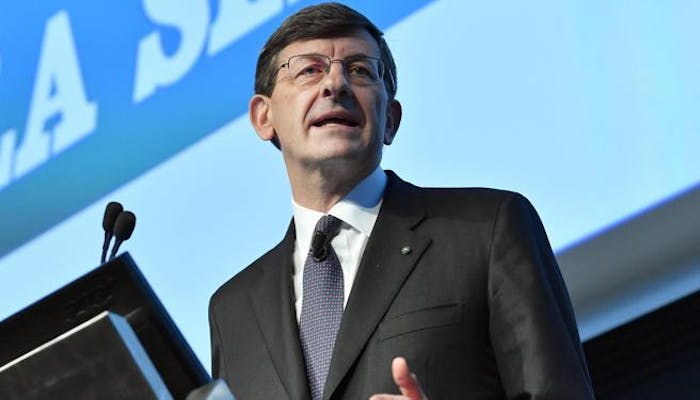Il Ministro Colao mentre parla