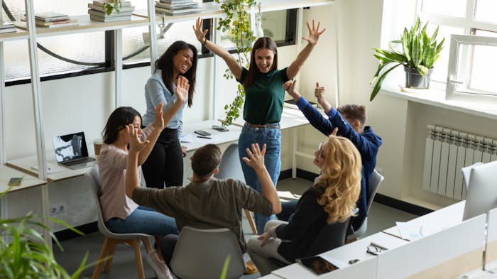 gruppo di giovani ragazzi e ragazze in cerchio
