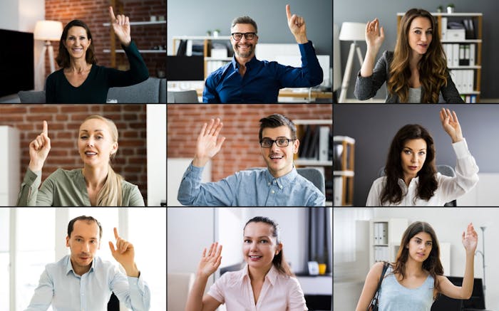 persone giovani con la mano alzata: mosaico