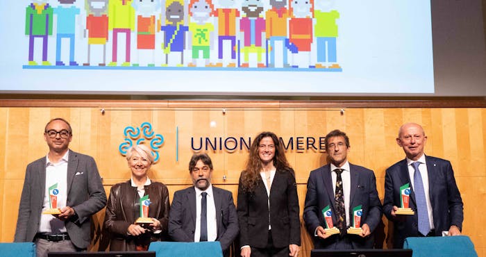 i vincitori del premio nazionale delle competenze digitali insieme alla Sottosegretaria Messina