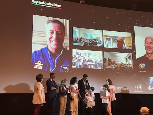 bambini di Spazio alle idee con il Ministro