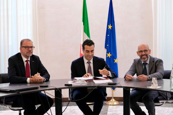 Pietro Minenna seduto al tavolo