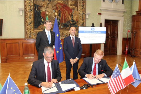 il momento della firma