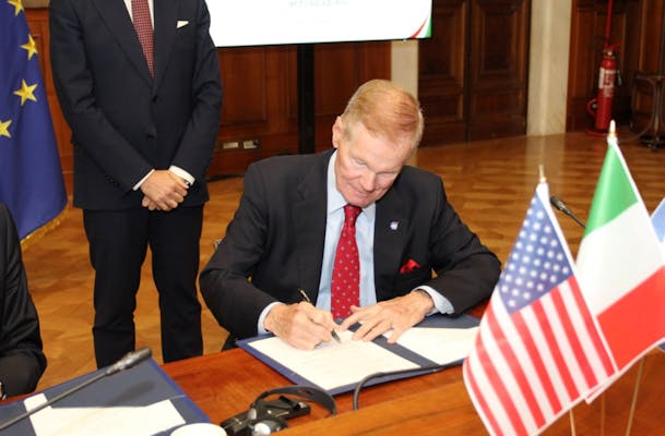 il momento della firma