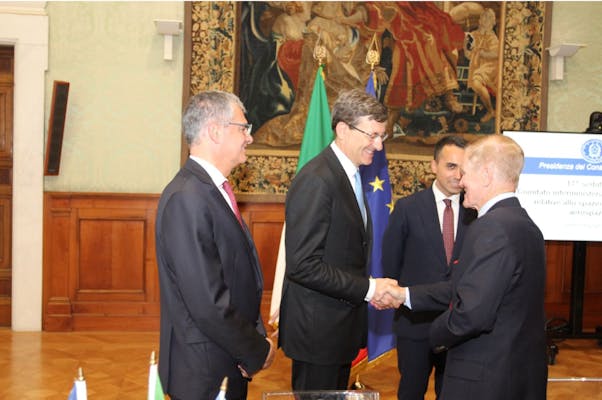 il Ministro stringe la mano