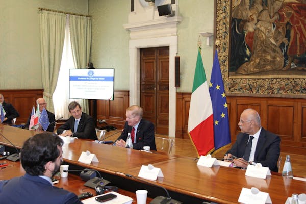 Il Ministro al tavolo