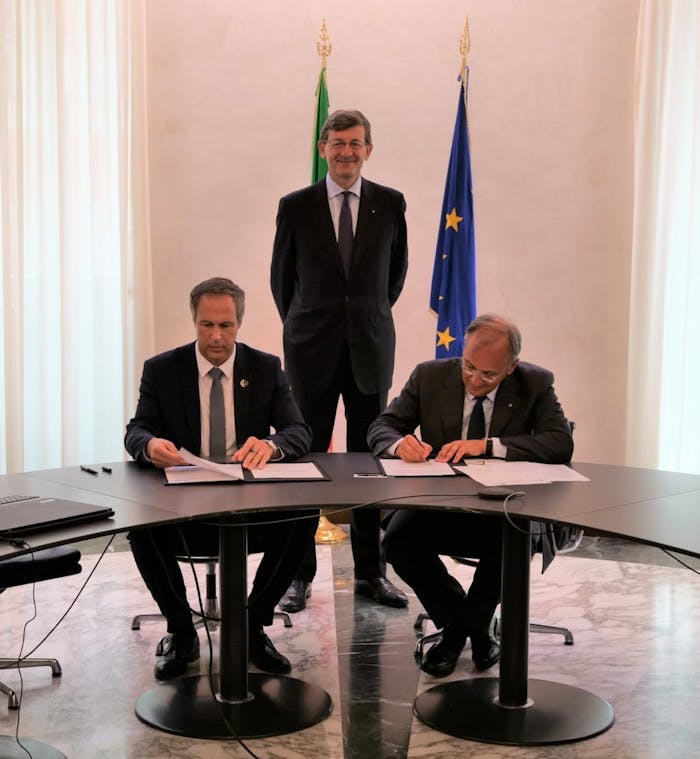 Il Ministro Colao durante la firma