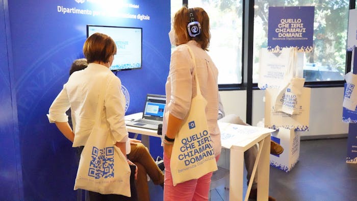 persone allo stand del Dipartimento