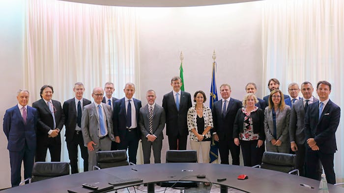 Il Ministro per l’innovazione tecnologica e la transizione digitale, Vittorio Colao, con l’Amministratore delegato di Infratel Italia, Marco Bellezza e i rappresentanti delle aziende aggiudicatarie Inwit, Open fiber e Tim