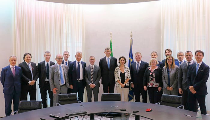 Il Ministro per l’innovazione tecnologica e la transizione digitale, Vittorio Colao, con l’Amministratore delegato di Infratel Italia, Marco Bellezza e i rappresentanti delle aziende aggiudicatarie Inwit, Open fiber e Tim