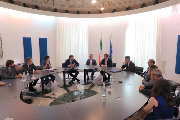 Firma dei contratti per diffondere la banda ultralarga negli istituti scolastici e nei presidi sanitari del Paese