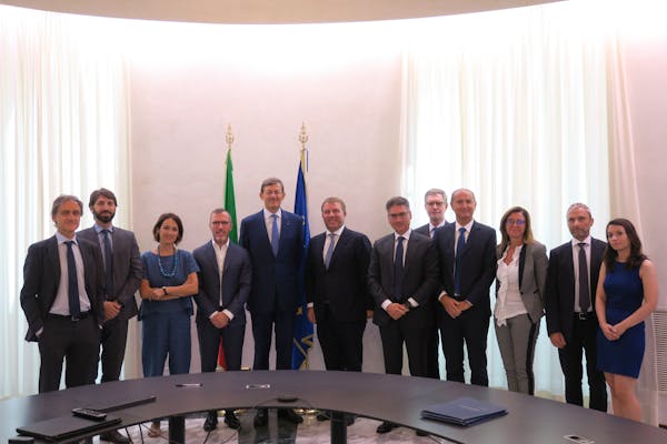 Firma dei contratti per diffondere la banda ultralarga negli istituti scolastici e nei presidi sanitari del Paese