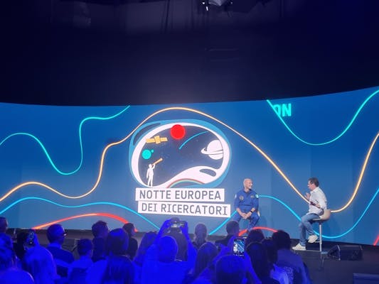 foto della Notte europea dei ricercatori con l'astronauta Parmitano