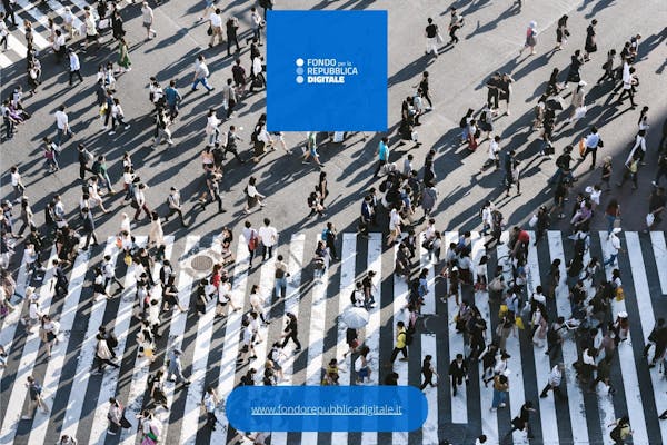 una folla di persone che attraversa la strada