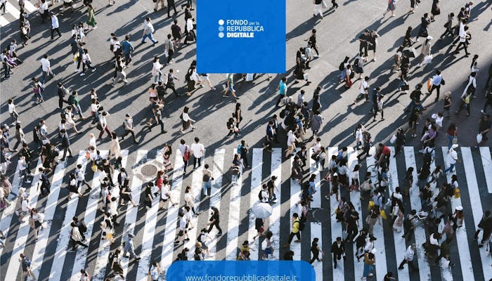 una folla di persone che attraversa la strada