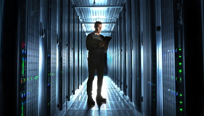 Un professionista lavora in un data center del PSN