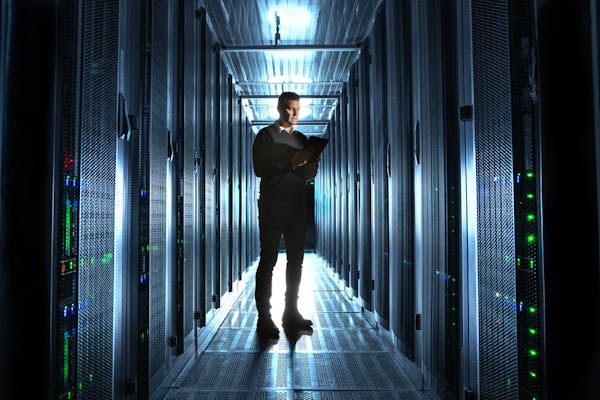 Un professionista lavora in un data center del PSN