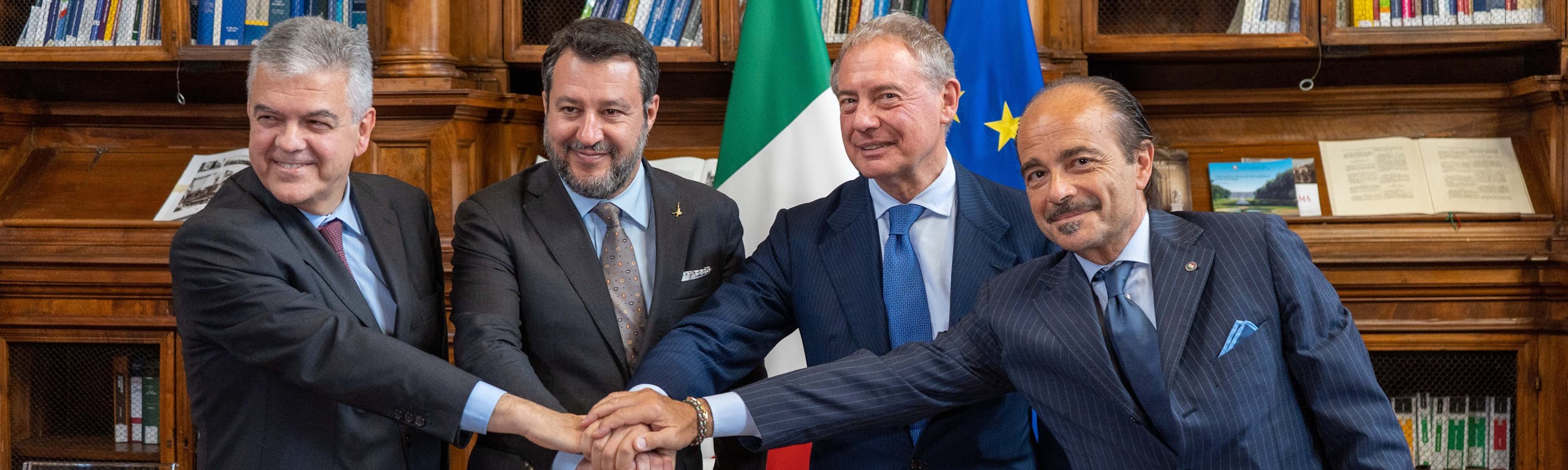 Foto di gruppo con Luigi Ferraris, Amministratore delegato di Ferrovie dello Stato Italiane, il Vicepresidente del Consiglio e Ministro delle Infrastrutture e dei Trasporti, Matteo Salvini, il Ministro delle Imprese e del Made in Italy, Adolfo Urso, e il Sottosegretario con delega all’Innovazione tecnologica, Alessio Butti