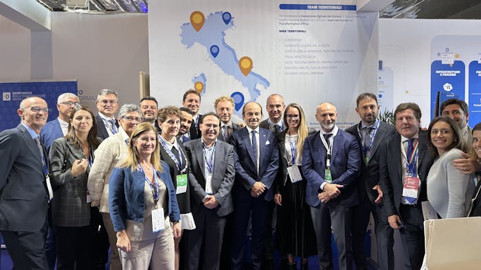 il sottosegretario Butti allo stand del Dipartimento all'Assemblea ANCI con i colleghi del Dipartimento