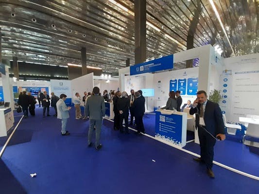 sindaci allo stand del dipartimento all'assemblea anci