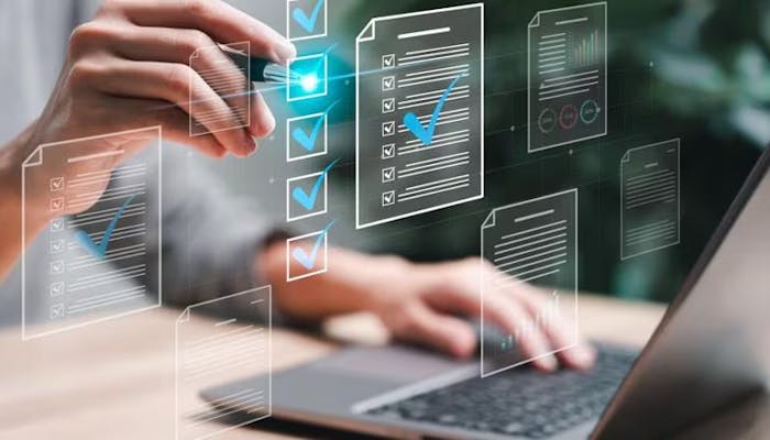 una persona al computer che digita