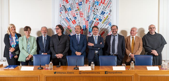 La foto di gruppo di alcuni esperti del Comitato di Coordinamento insieme al Sottosegretario Alessio Butti