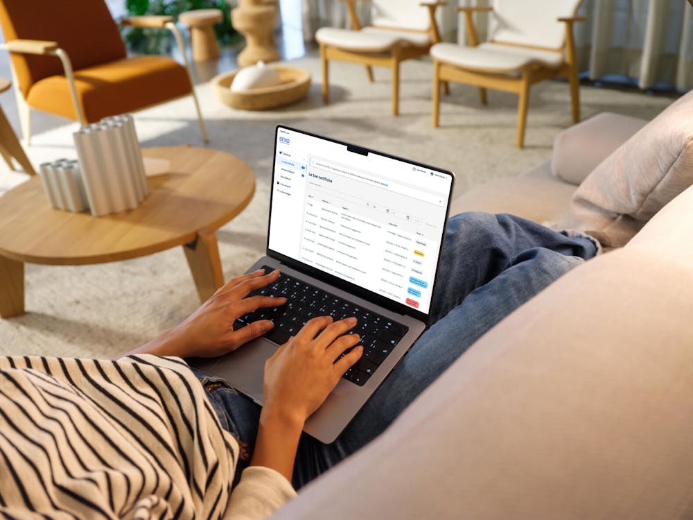 una donna al computer sul sito di SEND