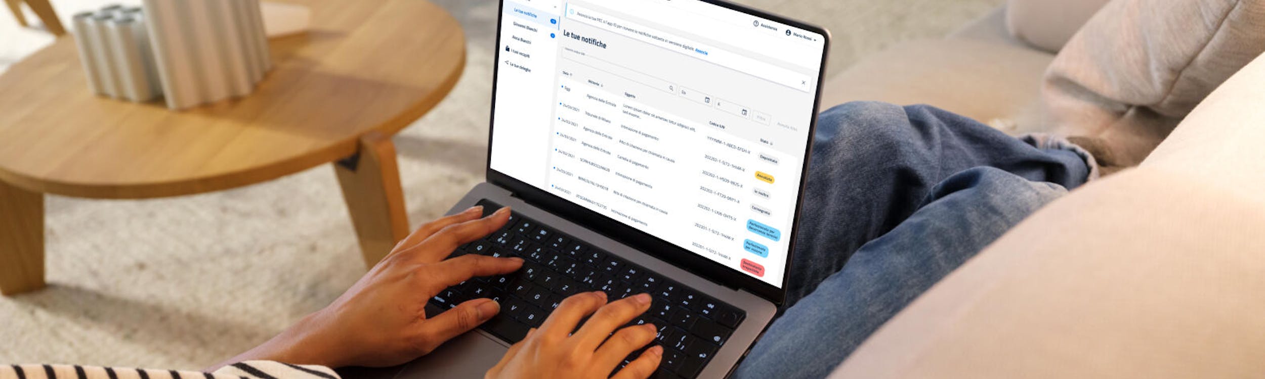 una donna al computer sul sito di SEND