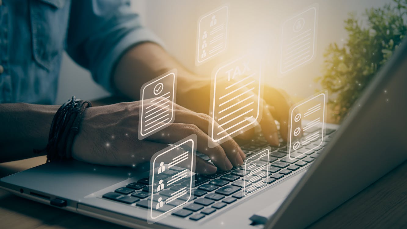 persona che siede davanti ad un pc per effettuare servizi online