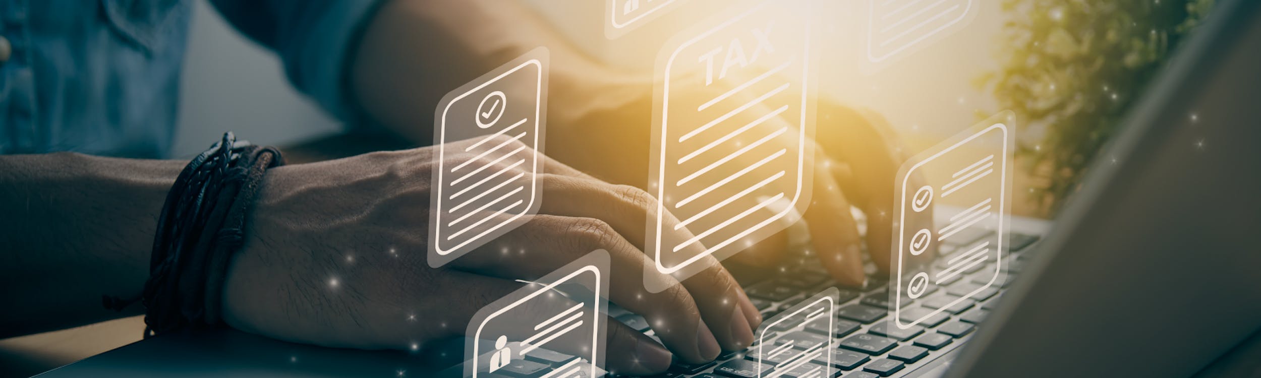 persona che siede davanti ad un pc per effettuare servizi online
