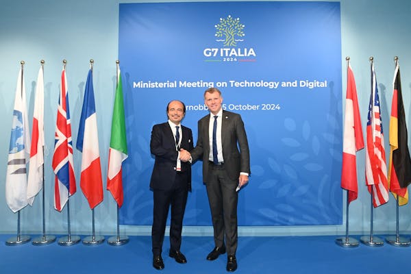 Il Sottosegretario di Stato Alessio Butti con l'Ambasciatore statunitense Nathaniel Fick